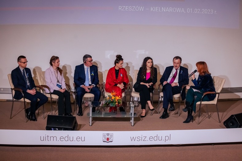 Debata „Nowoczesna Ukraina – edukacja, gospodarka, technologie” (od lewej) - Przemysław Kania - Dyrektor Generalny Cisco w Polsce, dr Alina Yakymchuk - ekonomistka, WSIiZ, Guy Diedrich - Wiceprezes Cisco ds. Innowacji, dr Blanka Siwińska – Prezeska Fundacji Edukacyjnej Perspektywy, Justyna Orłowska - Pełnomocnik Ministra Edukacji i Nauki ds. Transformacji Cyfrowej, prof. Tadeusz Pomianek - prezydent WSIiZ, a debatę prowadzi Sylwia Czubkowska. 