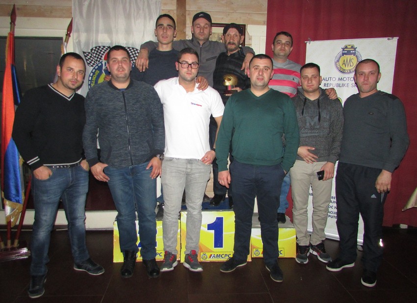 Džimi sa mladim kolegama na stazi