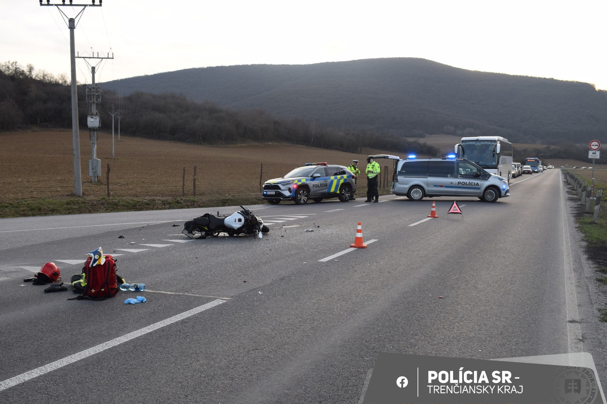 Vodička pri Bzinciach pod Javorinou nedala prednosť motorkárovi a odišla.