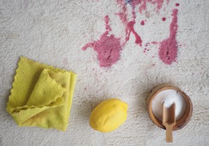 Kako ukloniti mrlje sa tepiha od vina, kafe, krvi i masnoće – prirodno i bez hemije