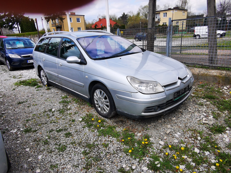 Kategoria: samochód na wagę. Ten Citroen C5 1.6 diesel z 2005 roku już raczej nigdzie nie pojedzie, ale można przyjechać po niego i go zabrać za jedyne 2000 zł  