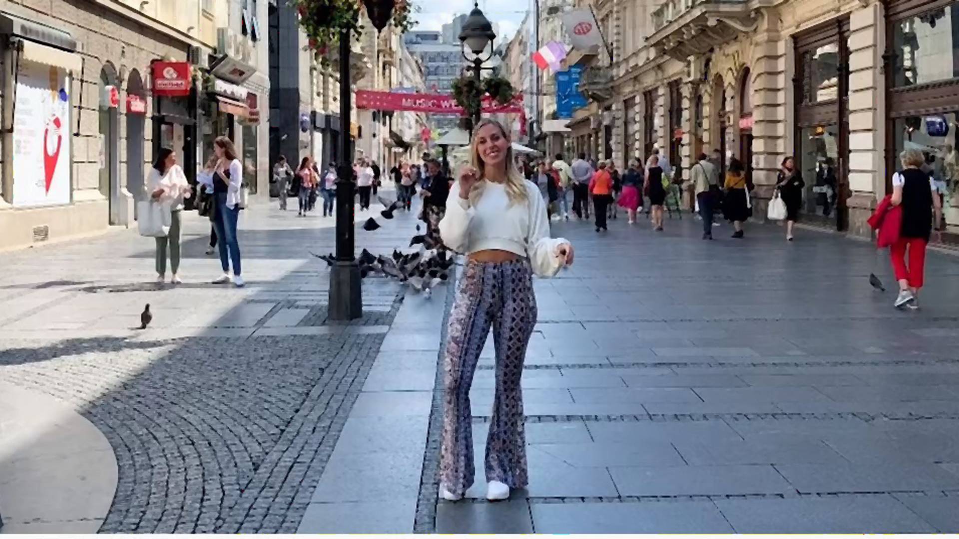 Isabela je atraktivna Kanađanka koja živi  u Srbiji, a zbog njenog mišljenja o standardu u Beogradu gori Jutjub  