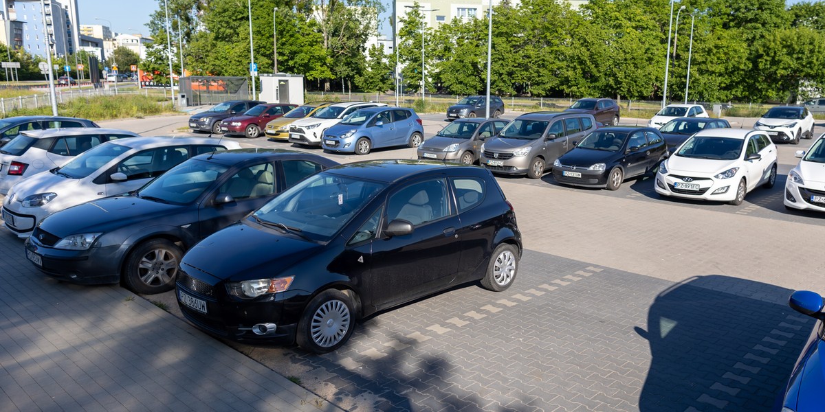 Parking park & ride w Poznaniu. Coraz więcej osób zostawia tu samochody i przesiada się na komunikację miejską.