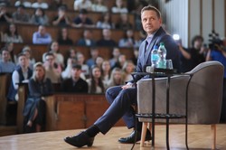 Trzaskowski o Nawrockim: "Zabierał kolegom kanapki"