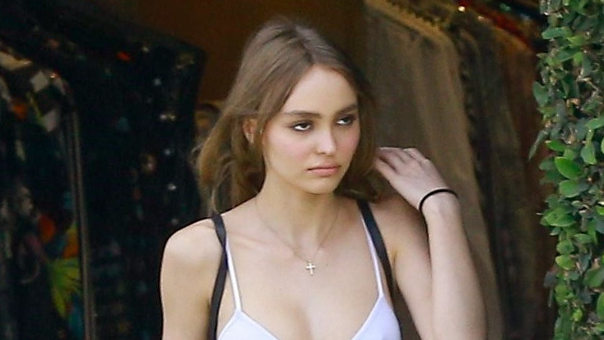 Lily-Rose Depp bez stanika