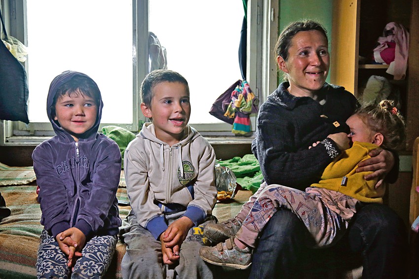 Mališani su živeli u kući bez krova, vrata i struje