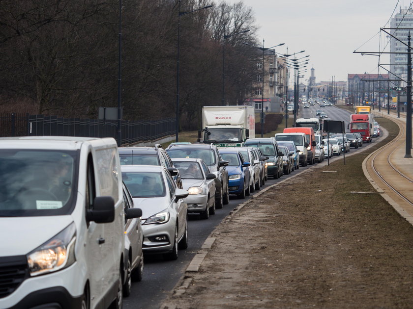 Korki na drogach powstały przez budowę Nowowęglowej w Łodzi 