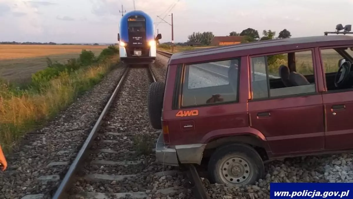 Porzucił auto na torach kolejowych!