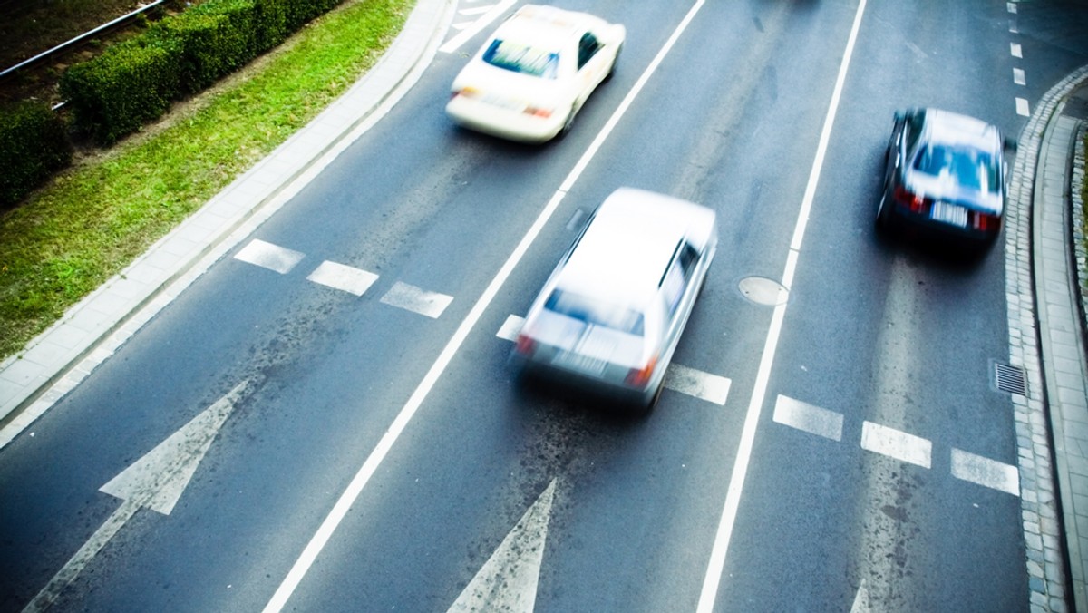 Elektroniczne tablice informacyjne dla pasażerów, nadajniki GPS w tramwajach i autobusach, mobline aplikacje z informacjami o ulicznych korkach i ruchu pojazdów MPK - to niektóre elementy elektronicznego systemu sterowania ruchem, który powstaje w Łodzi.