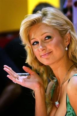 Ozdobą ubiegłorocznych targów E3 była Paris Hilton, która rozdawała autografy i promowała serię gier na komórki. (fot. AFP)