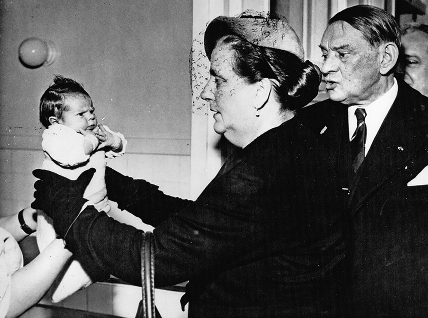 "Devojke bi stajale kraj vrata, a majka bi neutešno vrištala i jecala, to bi se čulo u čitavoj kući. Bila sam tu za svaki grozan ritual, koji bi priredili bukvalno svakoj majci u tom paklu"