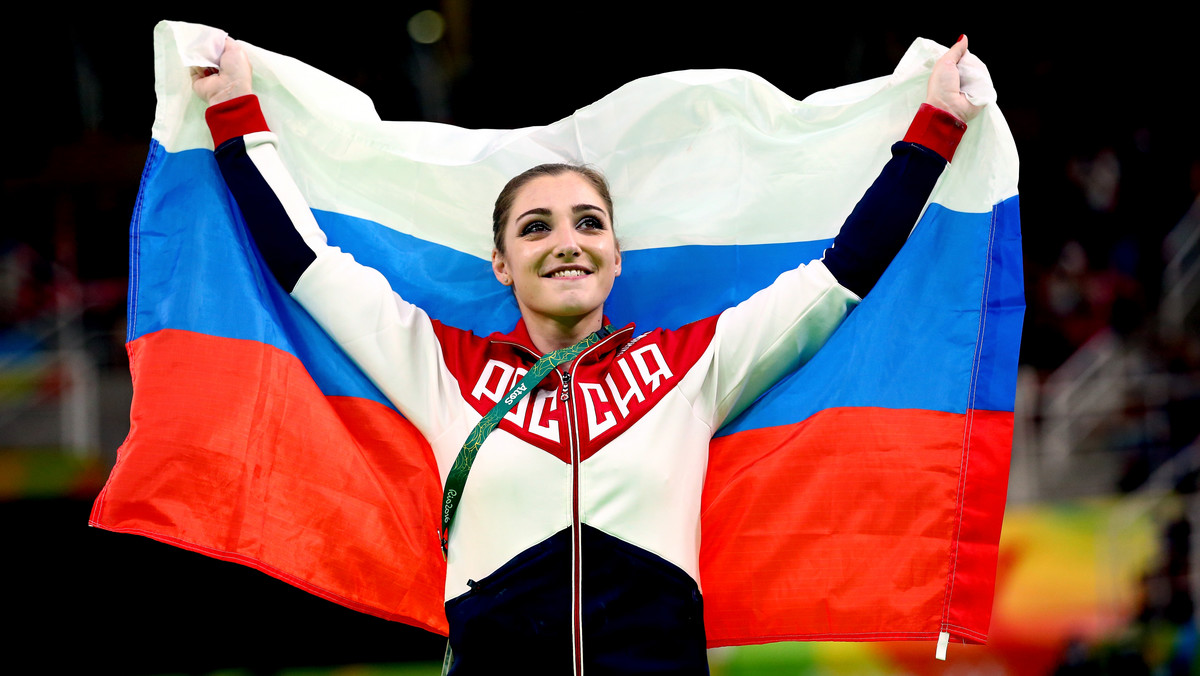 Alija Mustafina sięgnęła po złoty medal olimpijski w ćwiczeniach na poręczach aymetrycznych. Dla Rosjanki to drugi złoty medal wywalczony w karierze. Z pierwszego miejsca cieszyła się również w Londynie cztery lata temu.