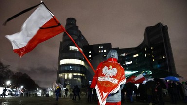 Tak PiS werbuje "ochotników" na swój marsz. "Ludzie nie chcą jechać, ale są przymuszani"