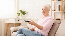 kto nie musi płacić abonamentu rtv? znamy konkretny próg emerytury, który zwalnia z obowiązku