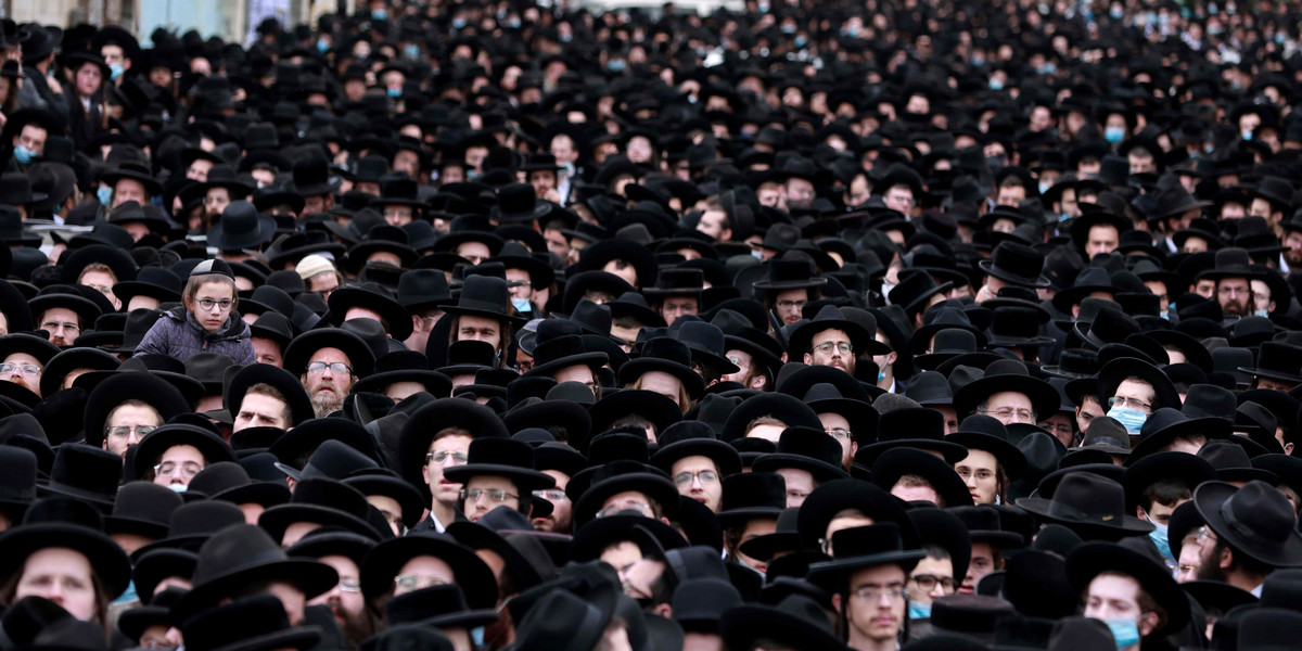 W procesji pogrzebowej  wzięło udział ponad 10 tyś. przedstawicieli środowiska ortodoksyjnych Żydów.