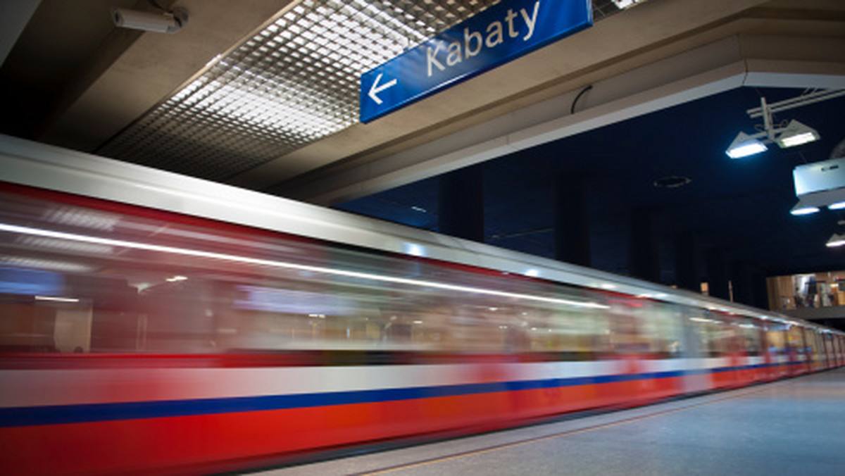 Cztery kolejne stacje warszawskiego metra zostały zamknięte. W sumie nie działa już siedem. Wszystko przez to, że również na stacji Politechnika pracownicy podziemnej kolejki wyczuli gaz. Pociągi kursują tylko na odcinkach Kabaty – Wilanowska i Młociny – Dworzec Gdański.