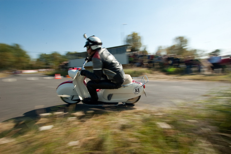 Polskie motocykle i samochody na torze FSO