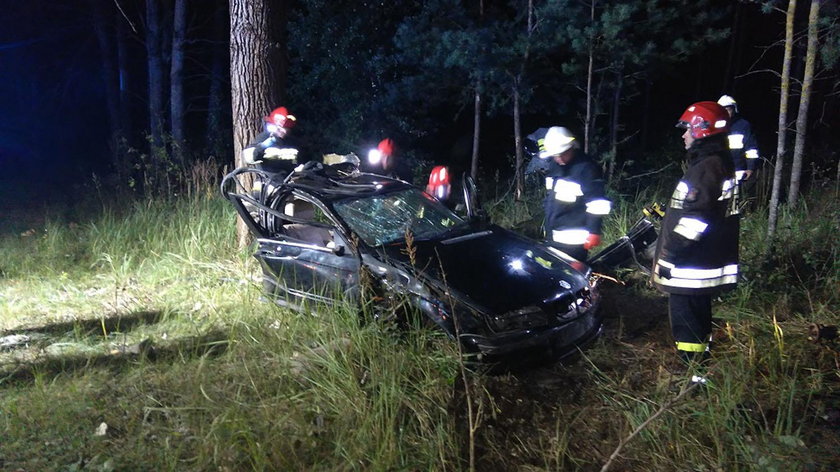 Podlasie. Wypadek na krajowej 65. BMW uderzyło w drzewo