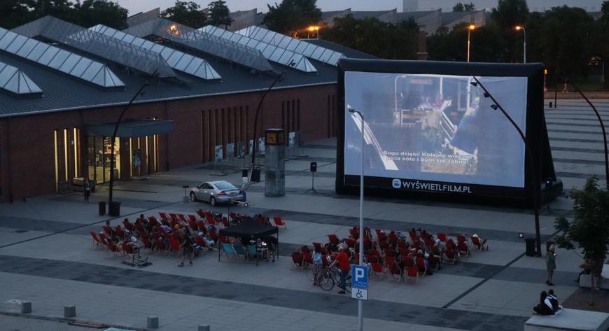 Filmy przed Centrum Historii Zajezdnia można oglądać w piątkowe wieczory