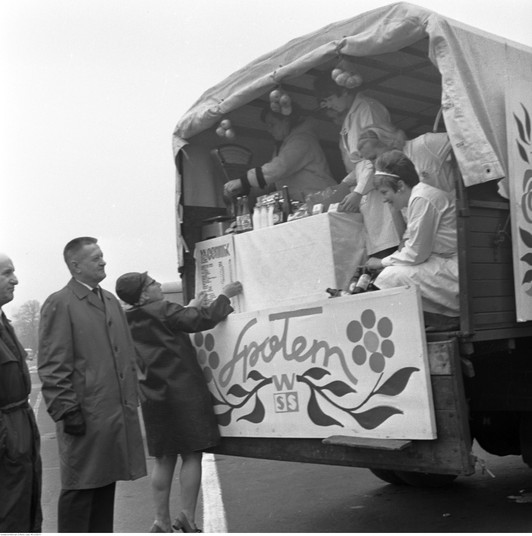 Stoiska handlowe WSS "Społem" w Warszawie podczas obchodów 1 Maja w 1969 r.