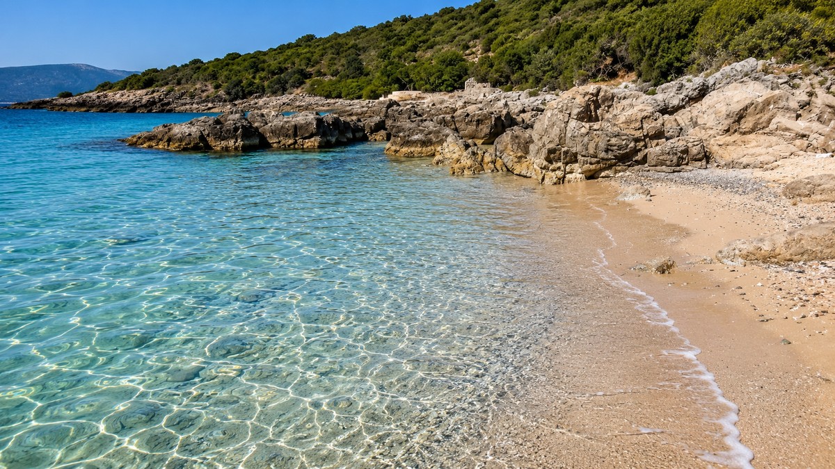 Žukovica je jedna od najlepših divljih plaža u Crnoj Gori, uvala koju bi svako voleo samo za sebe