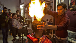 Megáll az ész: tűzzel szárítja vendégei haját a lángfodrász - fotók
