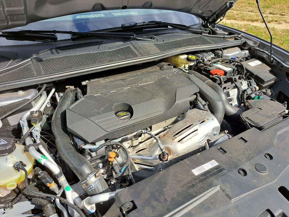 Citroen C5 X w wersji hybrydowej pod maską ma benzynowy silnik 1.6 z turbo, a wspomaga go silnik na prąd. Łącznie mamy do dyspozycji 225 KM.