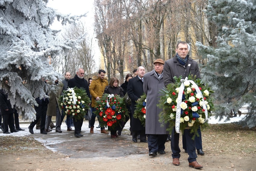 Polaganje venaca na spomenik internircima
