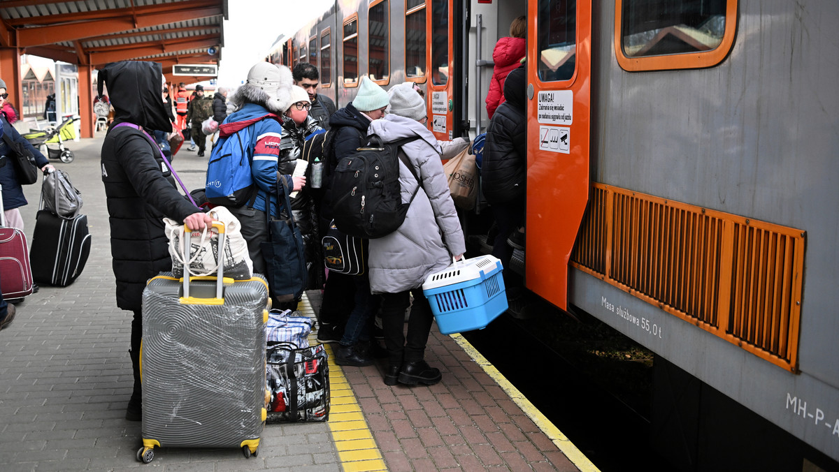 Wojna Rosja-Ukraina. "Ludzie wyrzucali bagaże przez okna pociągu, by weszło więcej uchodźców"