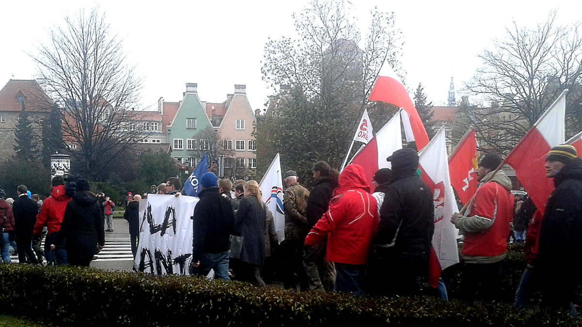 Ponad tysiąc osób wzięło udział w manifestacji przeciw przyjmowaniu uchodźców do Polski. Marsz w Gdańsku zorganizowali m.in. Kongres Młodej Prawicy, Młodzież Wszechpolska, Obóz Narodowo – Radykalny i KORWIN. Dołączyli do nich kibice Lechii Gdańsk. Doszło do przepychanek z policją. Cztery osoby zostały zatrzymane. Jeden z policjantów jest ranny.