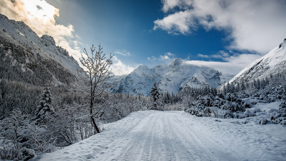 Tatry: Czwarty stopień zagrożenia lawinowego w Tatrach. Zamknięto szlak do Morskiego Oka