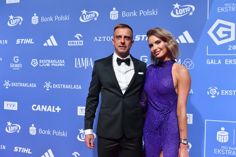 Piłkarz Pogoni Szczecin Kamil Grosicki (L) z żoną Dominiką (P) podczas uroczystej Gali Ekstraklasy