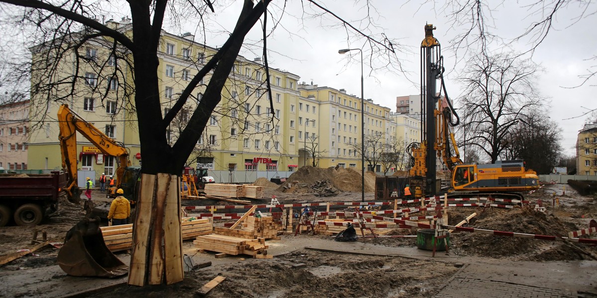 Sprawdzają budynki w okolicy metra