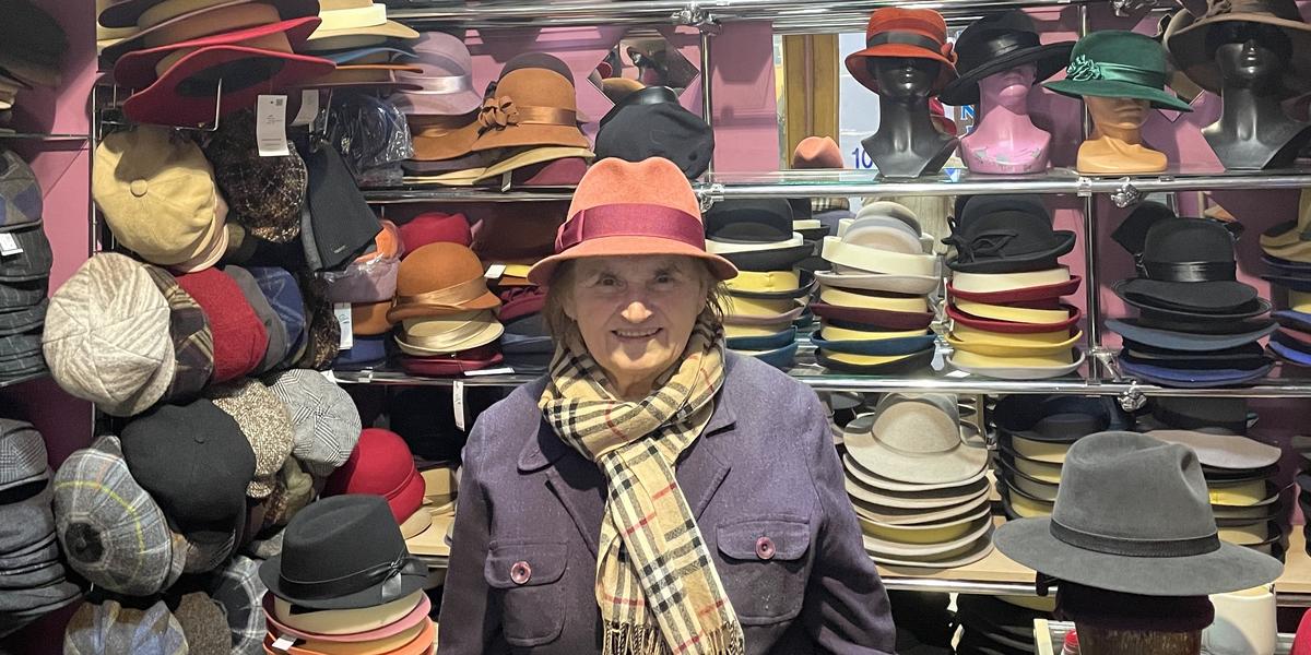 Maria Lipka od 60 lat sprzedaje kapelusze. "Będę tutaj, ile zdrowie  pozwoli" - Kobieta