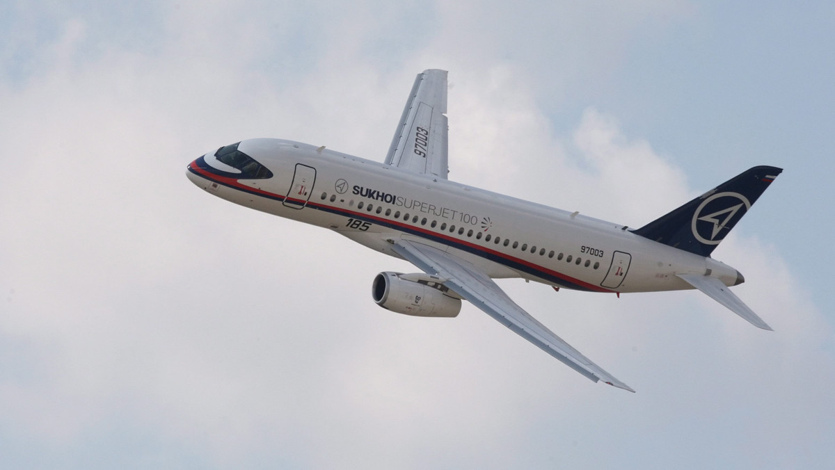 Rosyjski samolot pasażerski Suchoj Superjet 100 z 46 osobami na pokładzie zaginął w środę w trakcie pokazowego lotu nad górskim terenem na zachodzie indonezyjskiej wyspy Jawa, a jego odnalezienie utrudnia zła pogoda - poinformowały indonezyjskie władze.