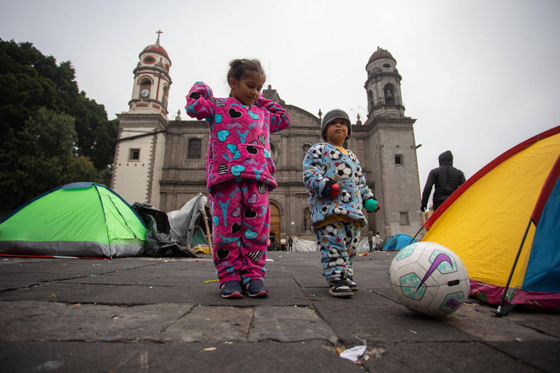 Migranci z Ameryki Centralnej i Haiti żyją na ulicach w Mexico City (zdjęcie z grudnia 2023 r.)