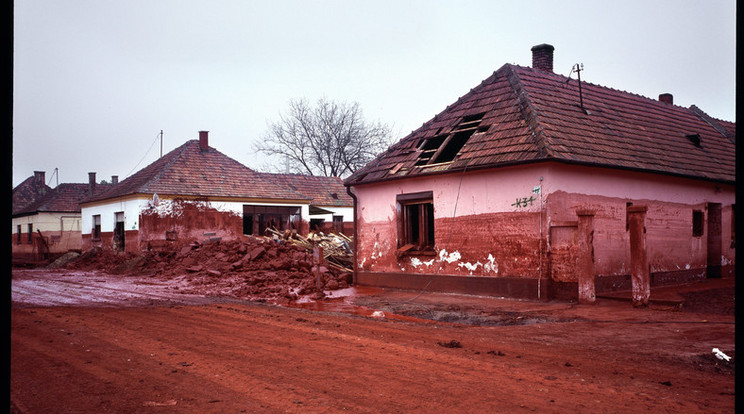 Óriási károkat okozott 2010-ben a vörösiszap okozta katasztrófa / Fotó: MTI - Kollányi Péter