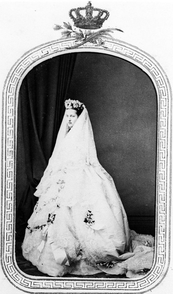 Suknie ślubne w brytyjskiej rodzinie królewskiej: ślub księżniczki Alexandry (Aleksandry Duńskiej) i księcia Alberta (później znanego jako król Edward VII ) w 1863 r.