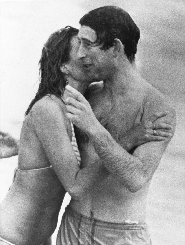 Książę Karol i pocałunek na plaży