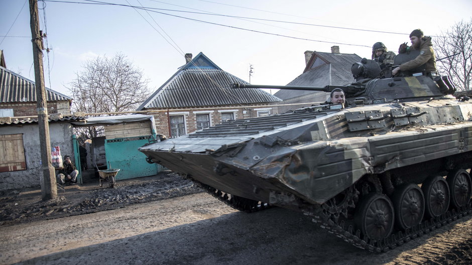 Ukraińscy żołnierze jadący w kierunku Bachmutu
