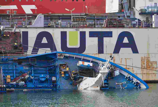 Statek, który przechylił się w suchym doku w Gdyni PAP Adam Warżawa