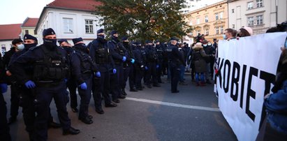 Strajk kobiet. Duży protest w Krakowie. Policja straszyła użyciem siły