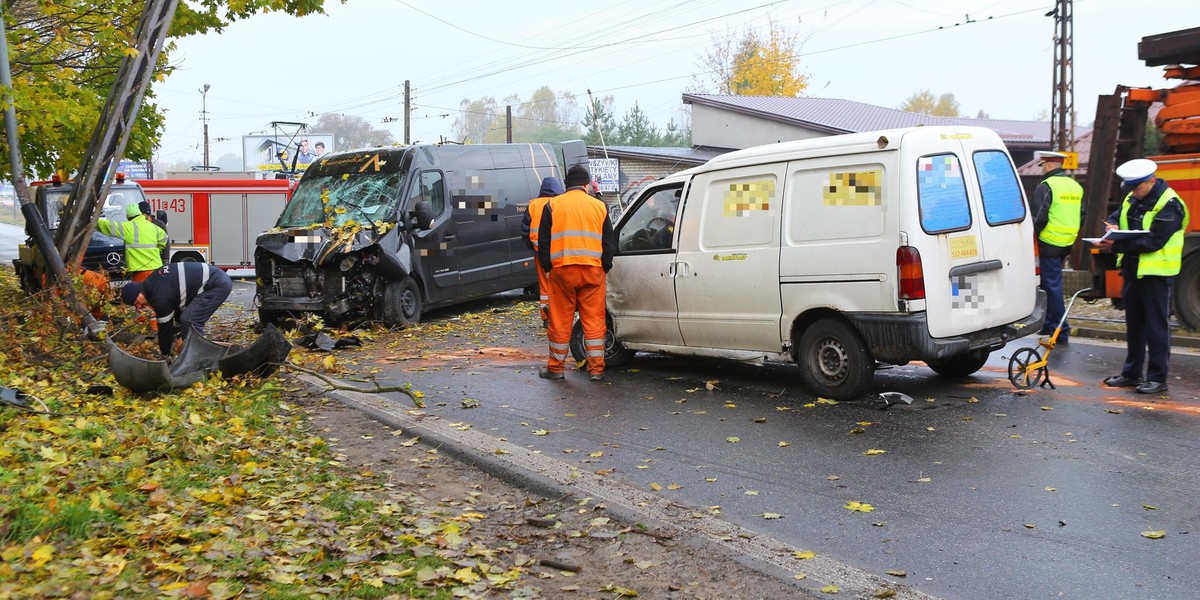 Wypadek na konstantynowskiej w Łodzi. Przy zajezdni Brus w zderzeniu samochodów czworo rannych. Samochód uderzył w słup.