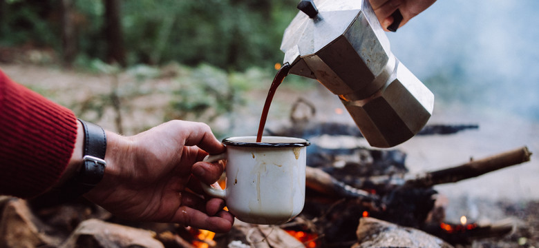 Jak parzyć kawę na biwaku?