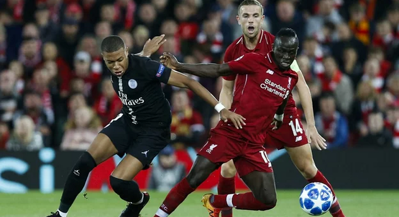 Sadio Mané à la lutte avec Kylian Mbappé