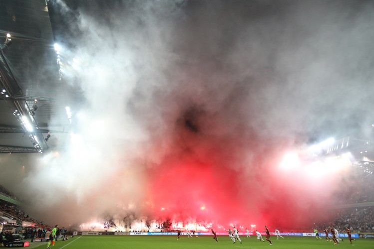 Oprawa kibiców Legii Warszawa przed meczem 14. kolejki piłkarskiej Ekstraklasy z Górnikiem Zabrze