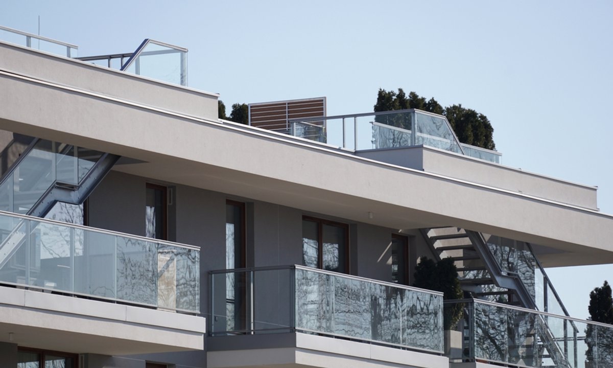 Dlaczego bogaci ludzie nie zasłaniają okien? interesujący trend u zamożnych