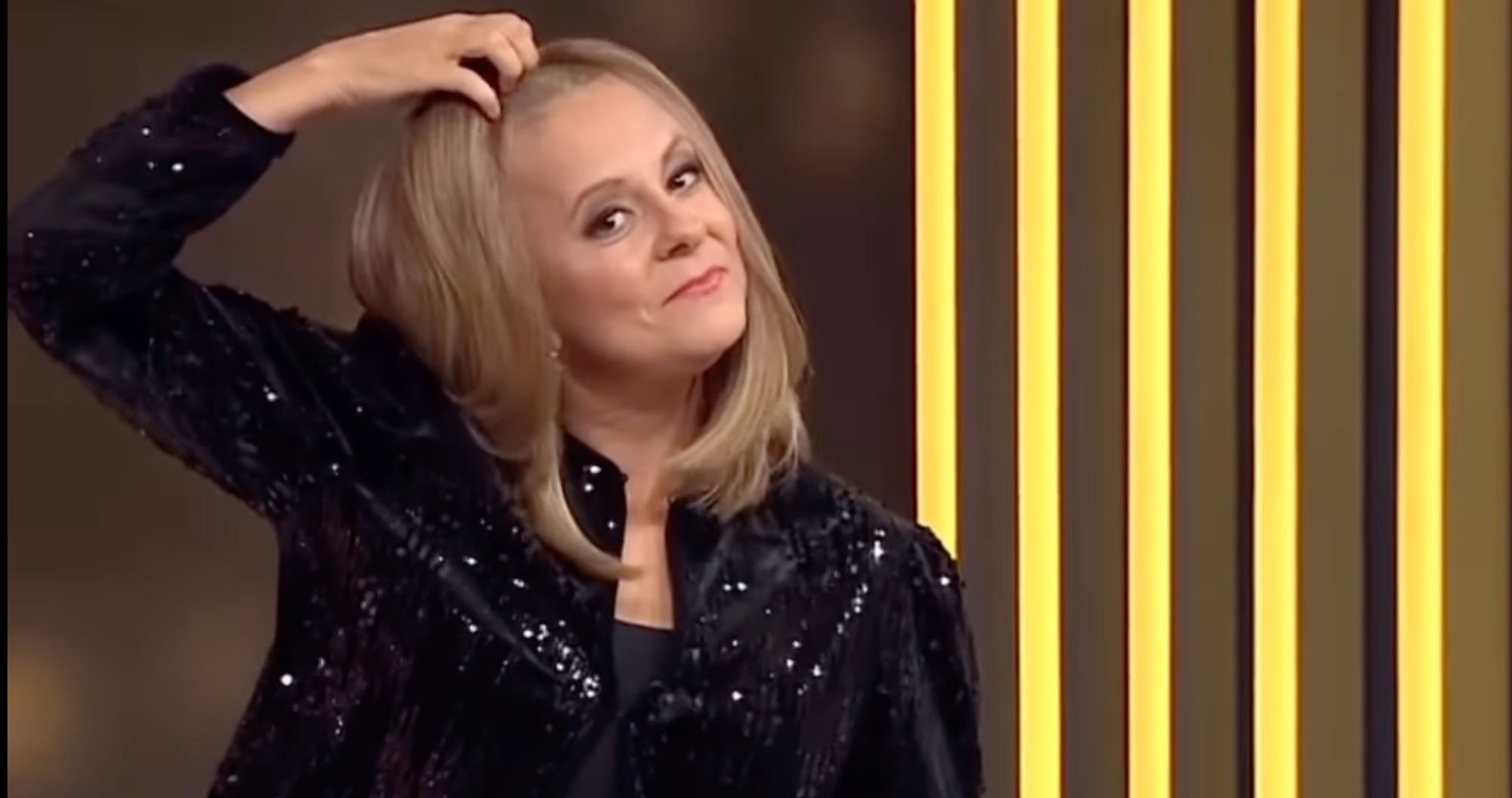 Česká moderátorka Laďka Něrgešová, ktorá bojuje s nádorom, si v štúdiu dala dole parochňu. 