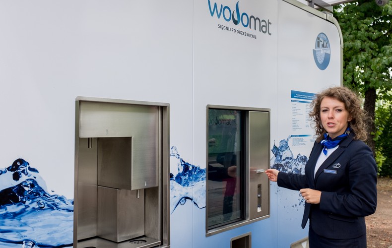 Nowa maszyna do sprzedaży wody stanęła w samym centrum Rybnika, przy ulicy Curie-Skłodowskiej. Wodomat w niczym nie przypomina starego saturatora. <br><br>fot. (dw) PAP/Andrzej Grygiel