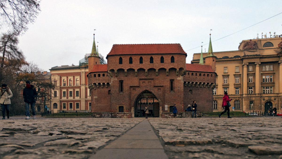 Kraków odwiedziło w tym roku 9,25 mln gości, czyli o 300 tysięcy więcej niż rok wcześniej. Podczas pobytu w mieście turyści wydali w sumie 4,8 mld zł – wynika z badań przeprowadzonych dla Urzędu Miasta Krakowa przez Małopolską Organizację Turystyczną.